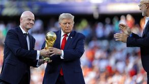 Infantino e Trump na entrega da Taça do Mundial à Espanha