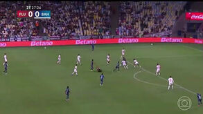 O momento em que Hulk 'atropela' árbitro durante o Fluminense-Bahia 