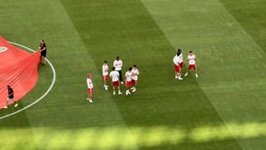 Reunião da despedida? António Silva no centro do relvado com colegas da formação antes do jogo com o St. Gallen
