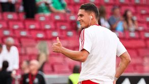 Sudakov cumprimenta os adeptos do Benfica nas bancadas do Estádio da Luz