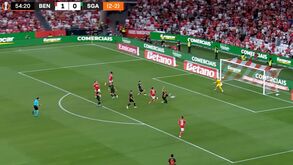 Kaminski abre as pernas e tabela com Pavlidis: grego bisa na Luz após jogada brilhante