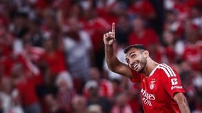 Pavlidis marca e aponta para as bancadas do Estádio da Luz