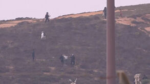 Tensão na fronteira entre Ceuta e Marrocos num momento em que há migrantes a entrar e sair do território
