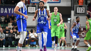 Xeyrius Williams assina até 2027 