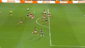 O passe de Doumbia para o 3-1 no Sporting-Nottingham