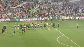 A coreografia com jogadores e adeptos do Sporting no Estádio Algarve após a goleada ao Nottingham