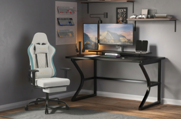 O posto de jogos inclui uma cadeira de jogos e uma mesa com monitores