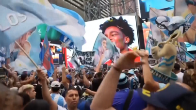 Adeptos argentinos tomam conta de Times Square na véspera da final do Mundial  