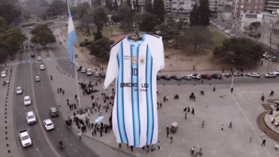 «Obrigado, Leo»: cidade natal de Messi presta homenagem antes da final do Mundial com camisola gigante