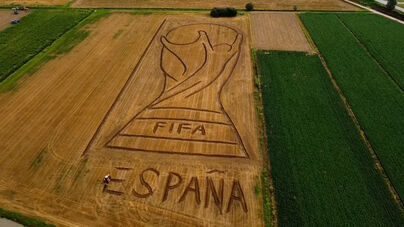 Italiano usa trator para fazer desenho gigante do troféu do Mundial e celebrar a vitória espanhola