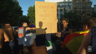 «Luta do Ano: Paredes vs Gavi»: Yamal entusiasma-se com cartaz durante festejos nas ruas de Madrid