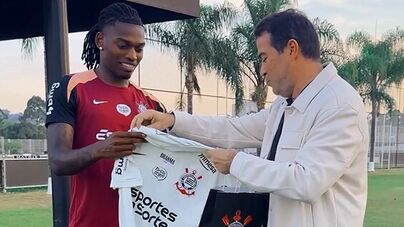 Nas férias também se trabalha: Rafael Leão foi treinar ao Corinthians e recebeu uma 'prenda'
