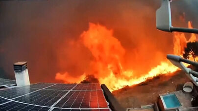 Imagens impressionantes mostram como incêndio florestal se aproxima de habitação em apenas 5 minutos 