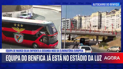Muito apoio à chegada do autocarro: comitiva do Benfica já está no Estádio da Luz