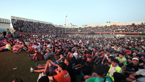 Adeptos no Estádio Mohamed Ferhani, em Bab El Oued