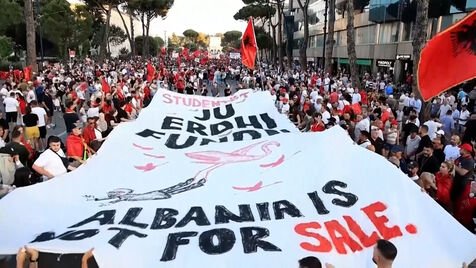 Protestos voltam a reunir milhares nas ruas de Tirana