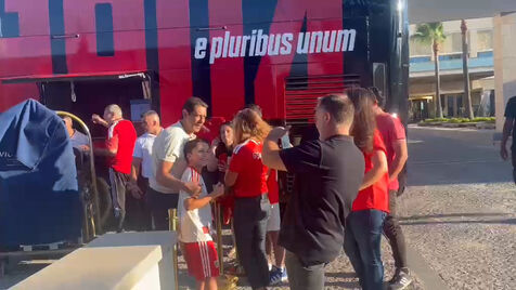 Rui Costa chega sorridente ao Algarve e acede aos pedidos dos adeptos do Benfica