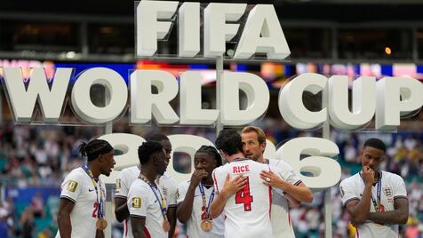 Jogadores da seleção de Inglaterra com as medalhas de bronze ao peito