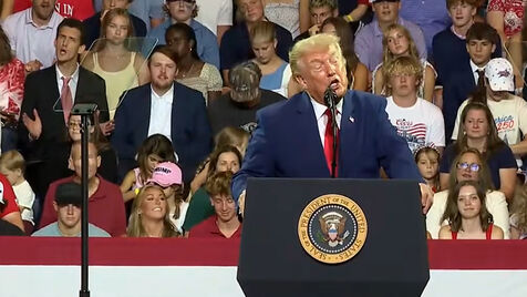 Jovens gozam com Trump em pleno comício e momento torna-se viral