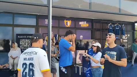 Adeptos do Famalicão reúnem-se na loja improvisada do clube em Como