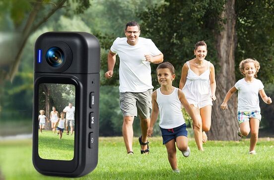 Câmara 360 grava família a correr no parque