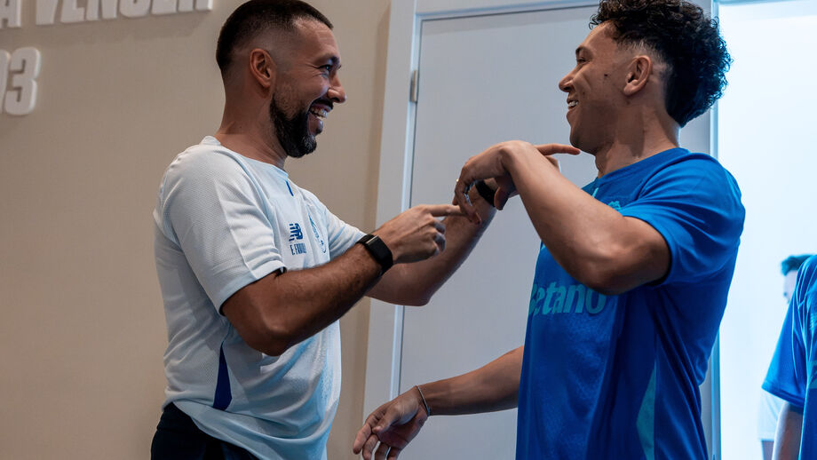 Farioli com Pepê no regresso do FC Porto ao trabalho