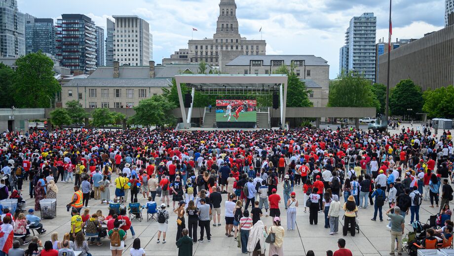 Nathan Phillips Square é um dos pontos de reunião de adeptos em Toronto
