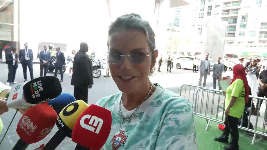 Irmã de CR7 falou à porta do hotel, antes da saída do autocarro para o estádio