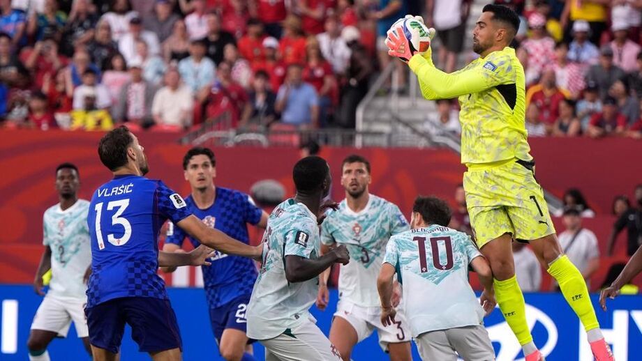 Diogo Costa a 'voar' em mais uma defesa frente à Croácia