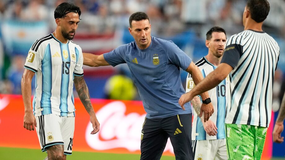 Lionel Scaloni cumprimenta os jogadores depois do Argentina-Cabo Verde