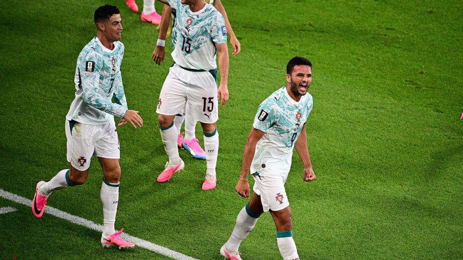 Gonçalo Ramos e Cristiano Ronaldo festejam golo frente à Croácia