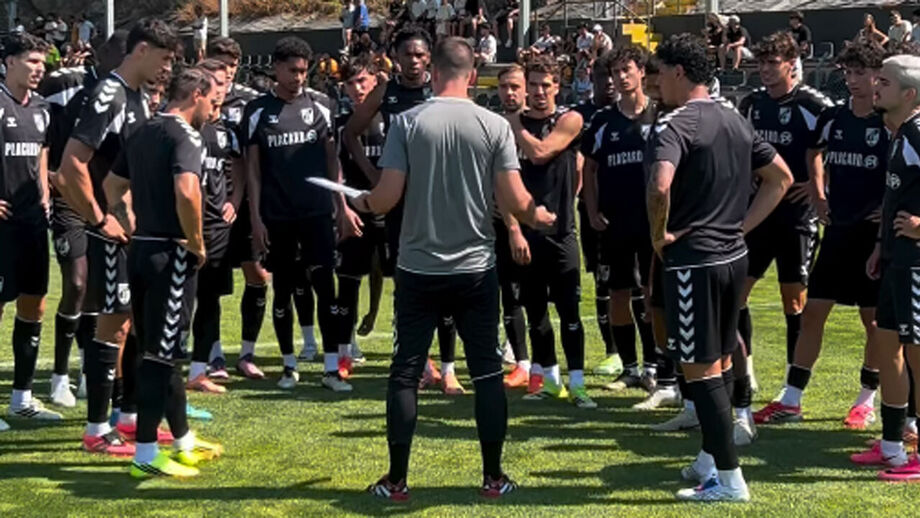 Jogadores ouvem Tiago Margairdo no treino aberto do V. Guimarães 