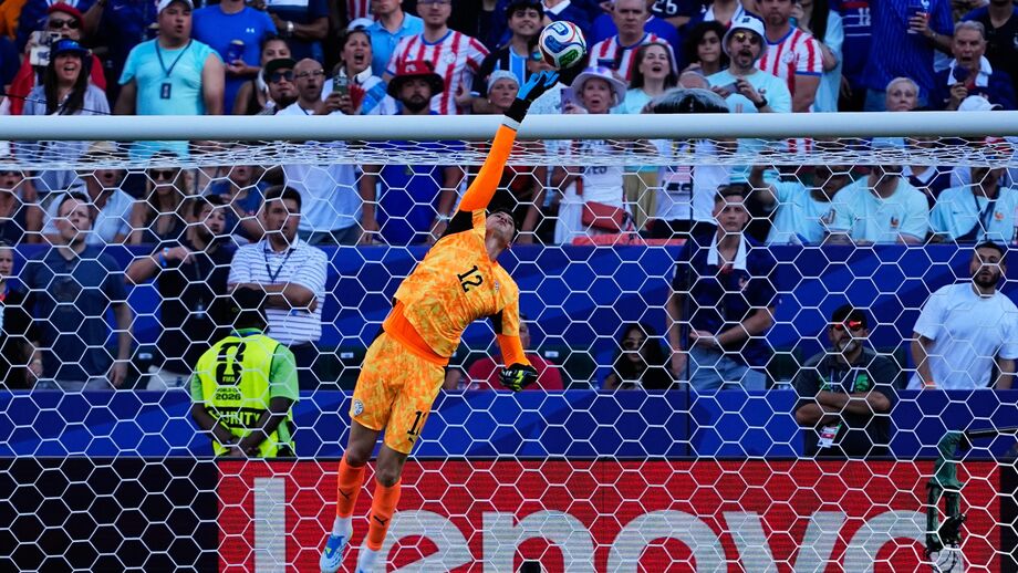 Orlando Gill, guarda-redes do Paraguai, com uma grande defesa durante o jogo com a França