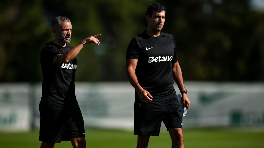 Rui Borges a orientar treino na Academia Cristiano Ronaldo