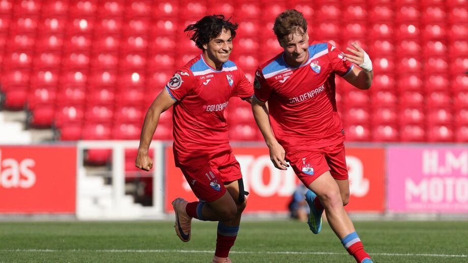 Rodrigo Rodrigues (à direita) chega do Gil Vicente
