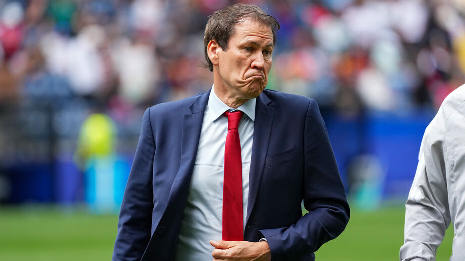 Rudi Garcia reage junto ao banco de suplentes da Bélgica durante o Mundial