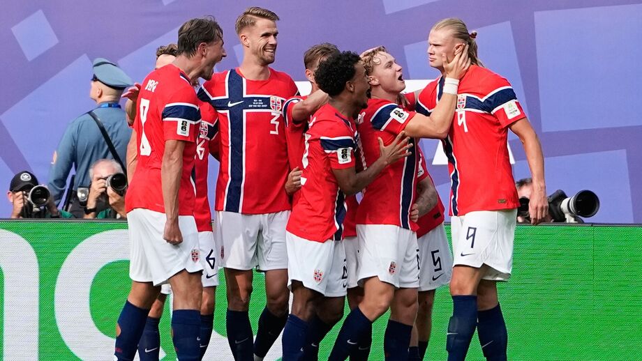 Jogadores noruegueses celebram golo de Haaland