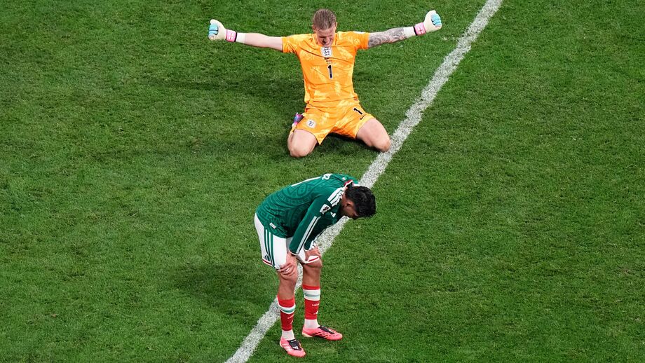 Edson Álvarez cabisbaixo e Jordan Pickford a festejar o resultado final do México-Inglaterra