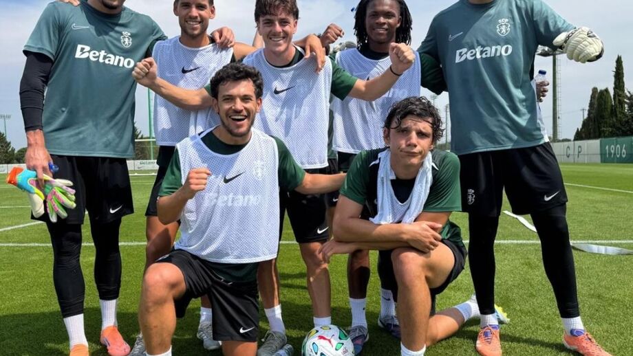 Daniel Costa na fila de cima entre Mauro Couto e o guardião Guilherme Pires