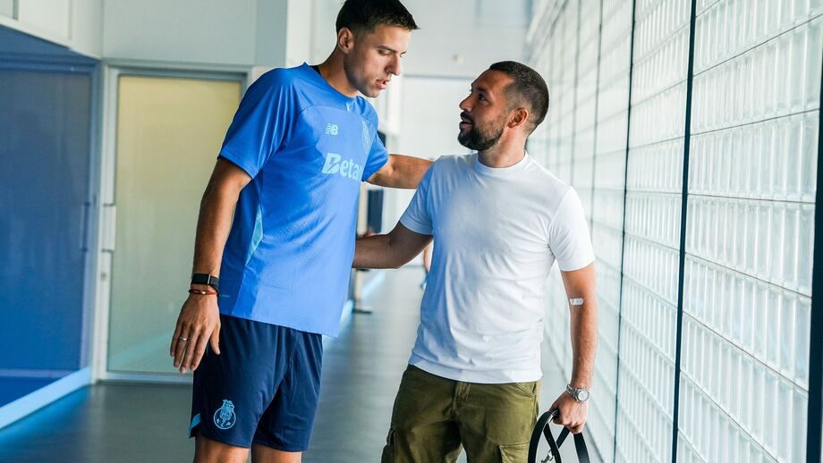 Bednarek com Farioli antes do regresso ao trabalho no Olival