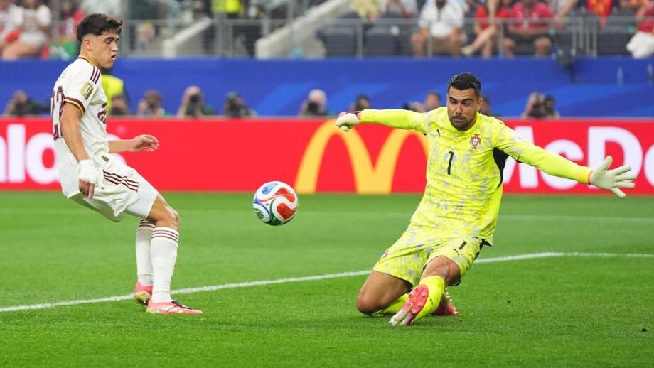 Diogo Costa frente à Espanha