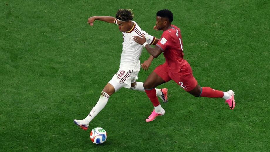 Nélson Semedo tenta parar Lamine Yamal