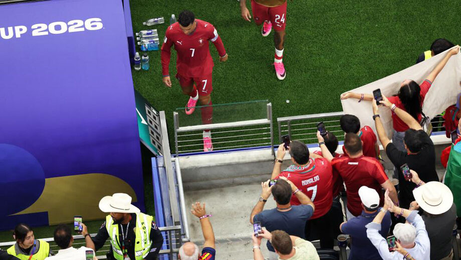 Cristiano Ronaldo deixa o relvado cabisbaixo após o Portugal-Espanha
