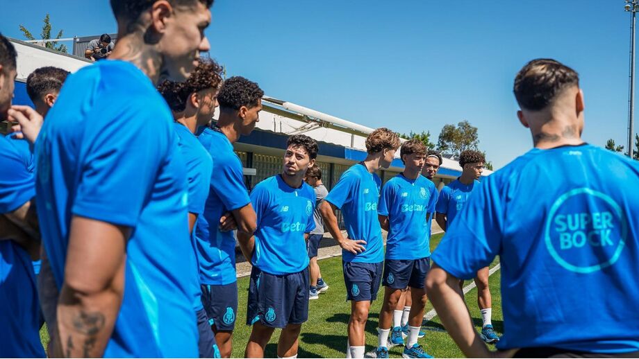 Jogadores do FC Porto preparam-se para uma nova sessão de trabalho