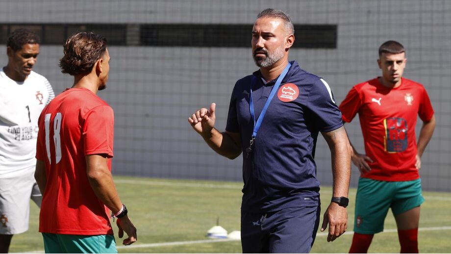 Hélio Martins orienta treino no Estágio do Jogador