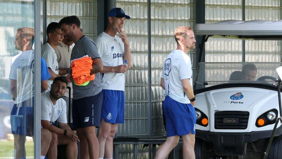 Erik Heijblok, de chapéu, chega para treinador de guarda-redes