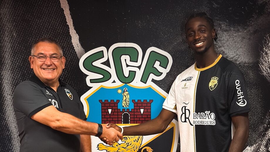 Nduquidi, aqui ao lado de João Rodrigues, presidente do Farense, é internacional francês sub-20