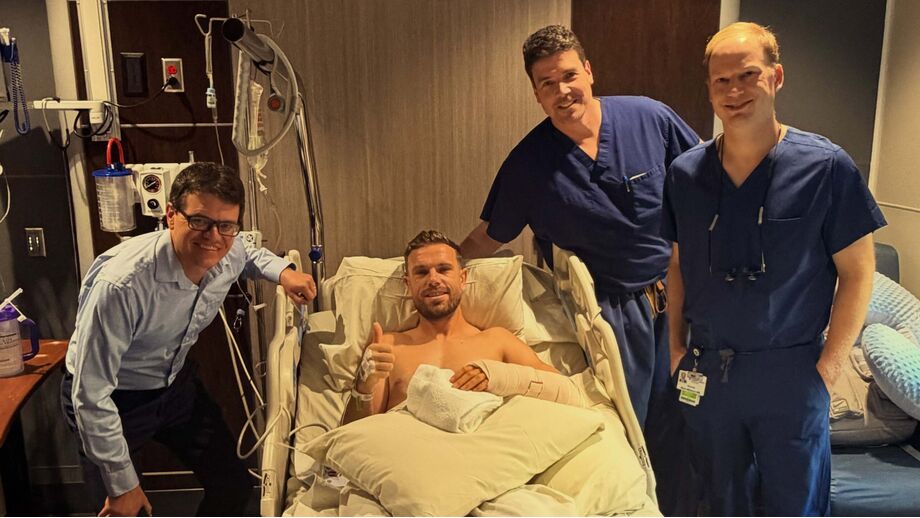 Jordan Henderson operado ao braço esquerdo