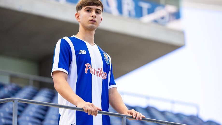 Salvador Oliveira assina contrato profissional
