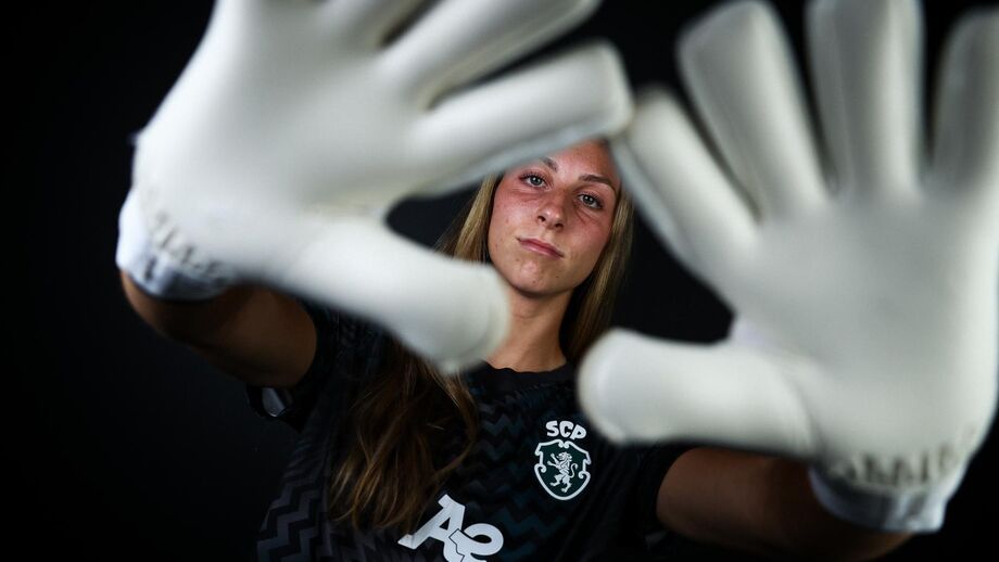 Cassie Coster defende baliza do Sporting
